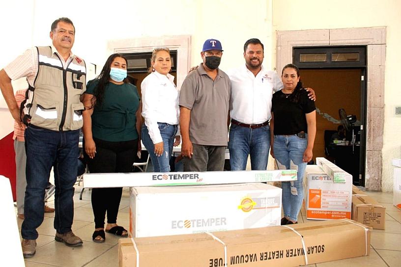 BENEFICIAN A TABASQUENSES CON CALENTADORES SOLARES