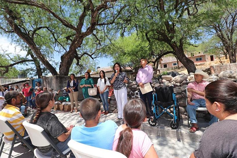  BENEFICIA SEDIF A FAMILIAS DE APOZOL CON APOYOS ALIMENTARIOS Y APARATOS FUNCIONALES 