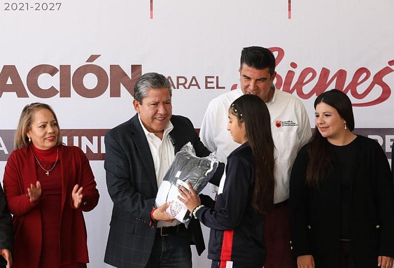 BENFICIAN A ALUMNOS DE LA ESCUELA PRIMARIA MIGUEL AUZA CON UNIFORMES