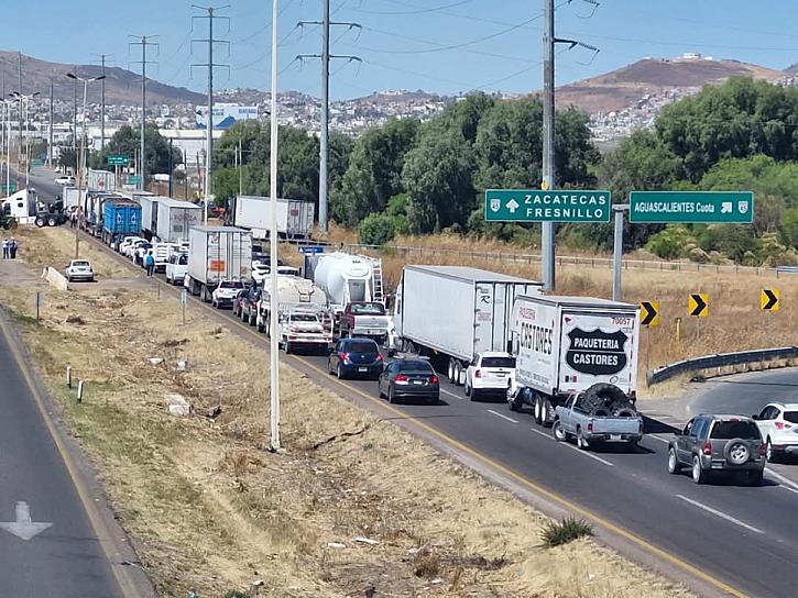 Bloquean agricultores la carretera federal 45 hacia Aguascalientes 