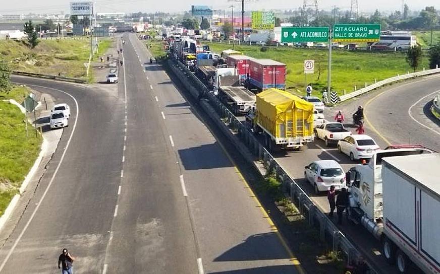 BLOQUEAN AUTOPISTA DE TOLUCA PARA EXIGIR BÚSQUEDA DE CHATARREROS DESAPARECIDOS EN ZACATECAS 