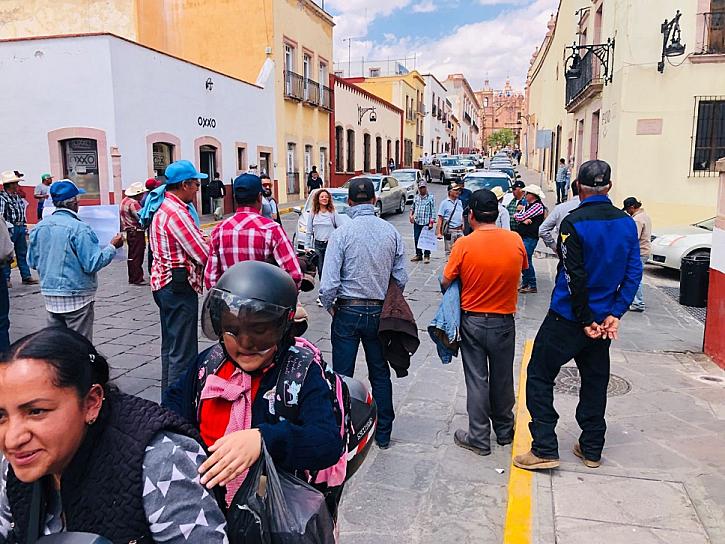 BLOQUEAN CAMPESINOS LA CALLE FERNANDO VILLALPANDO