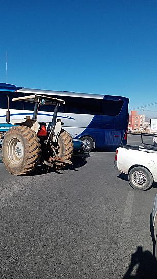 BLOQUEAN CARRETERA FEDERAL 54