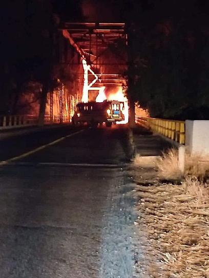 BLOQUEAN DOS PUNTOS CARRETEROS CON VEHÍCULOS INCENDIADOS EN JALISCO