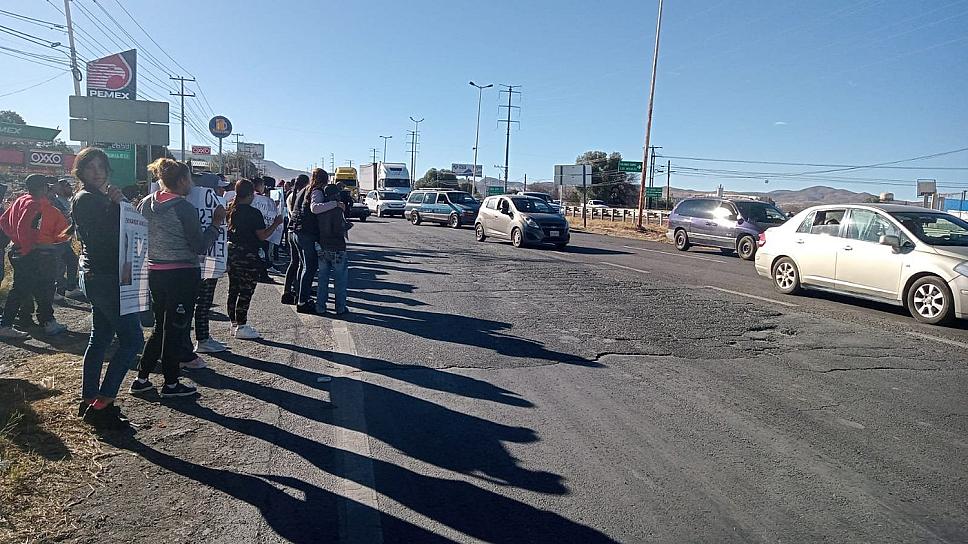 Bloquean familiares de desaparecido la carretera federal 45 