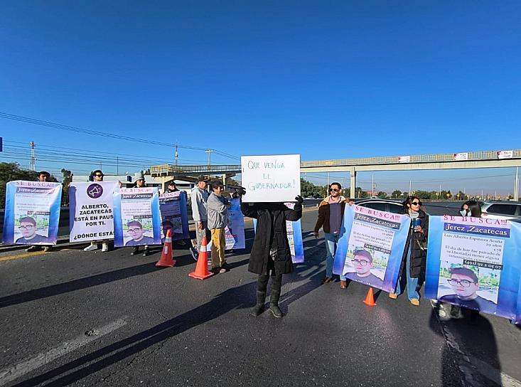 Bloquean familiares de químico desaparecido la salida norte de Zacatecas 