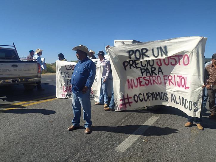 BLOQUEAN FRIJOLEROS CARRETERA DE SOMBRERETE