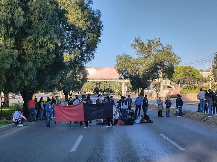 BLOQUEAN MAESTROS CIUDAD ADMINISTRATIVA Y EL BULEVAR LÓPEZ PORTILLO