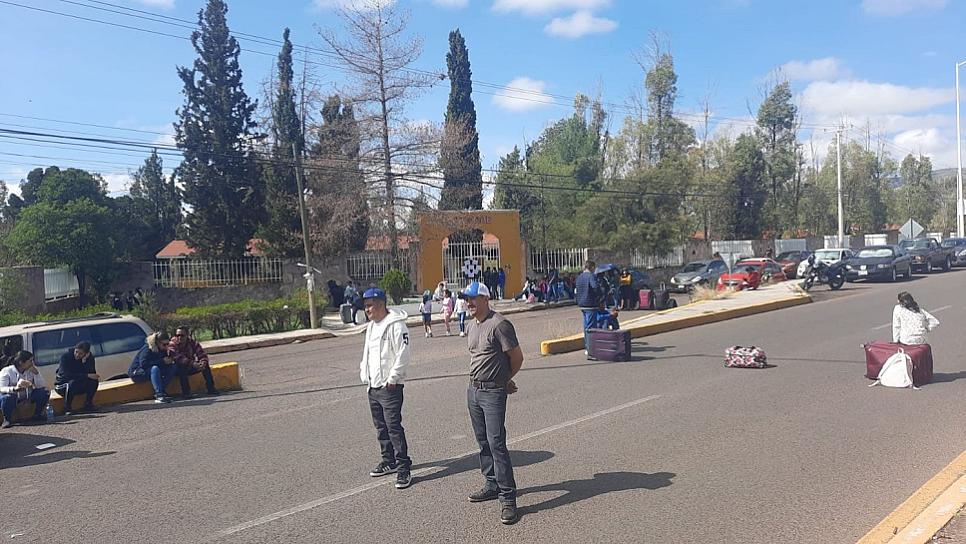 BLOQUEAN PADRES DE FAMILIA DEL CEBAARE LA AVENIDA DEFENSA NACIONAL