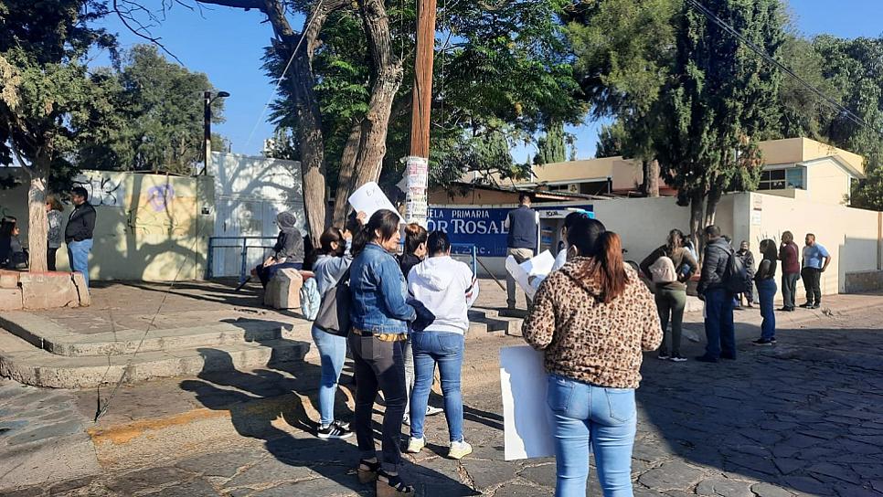 BLOQUEAN PADRES DE FAMILIA LA PRIMARIA VÍCTOR ROSALES 