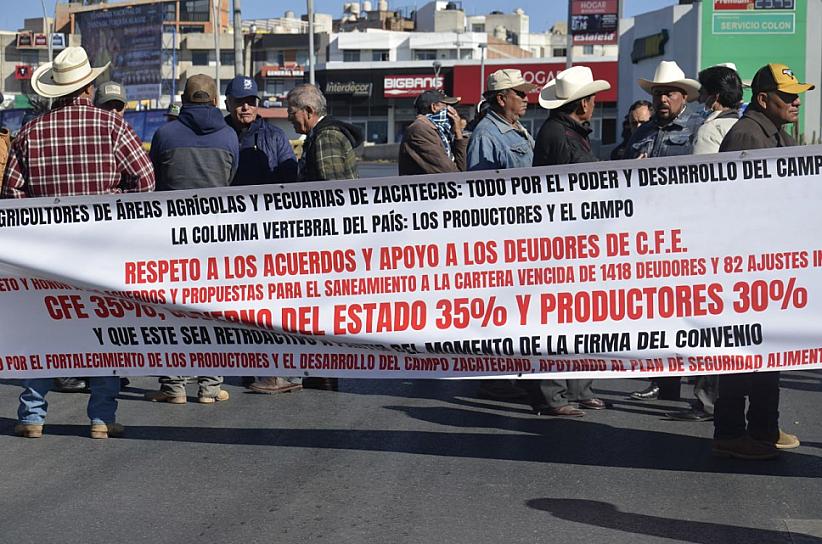 BLOQUEAN PRODUCTORES BULEVAR; PROTESTAN ANTE CFE