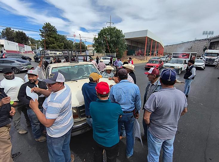 Bloquean productores de frijol la salida norte de la capital zacatecana 