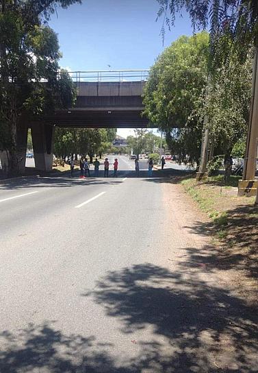 BLOQUEAN PROFESORES EJE METROPOLITANO; EXIGEN SOLUCIÓN A CAMBIOS DE REGIÓN