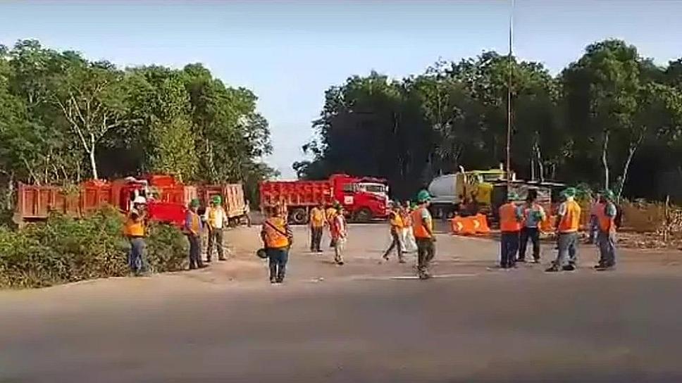 BLOQUEAN TRABAJADORES ACCESOS A OBRAS DEL TREN MAYA