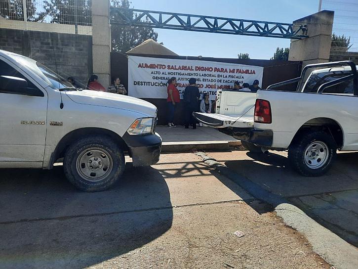 BLOQUEAN TRABAJADORES LA FGJEZ EN FRESNILLO 