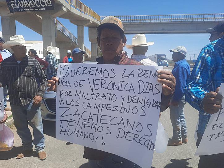 BLOQUEN CAMPESINOS CARRETERA DE FRESNILLO; PIDEN FERTILIZANTES 