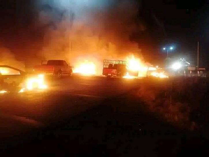 BLOQUEOS Y VEHÍCULOS INCENDIADOS CAUSAN CAOS EN CARRETERAS ESTATALES