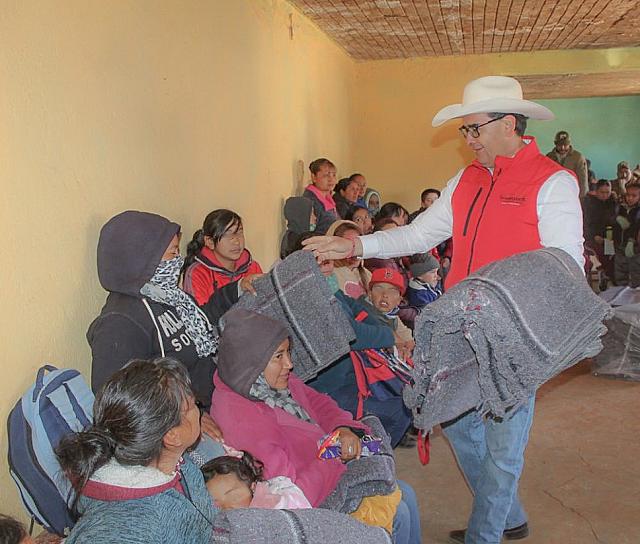 ENTREGA ALAN MURILLO APOYOS INVERNALES A COMUNIDAD SOMBRERETENSE