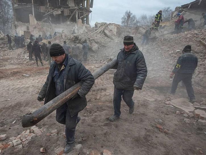 BOMBARDEO EN CIUDAD UCRANIANA DE SUMY DEJA AL MENOS 21 MUERTOS