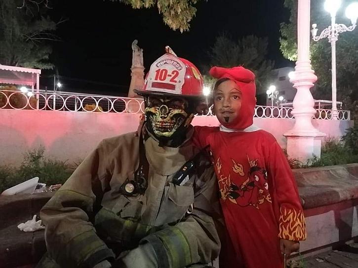 BOMBEROS REPARTEN DULCES EN EL MINERAL POR EL DÍA DE MUERTOS