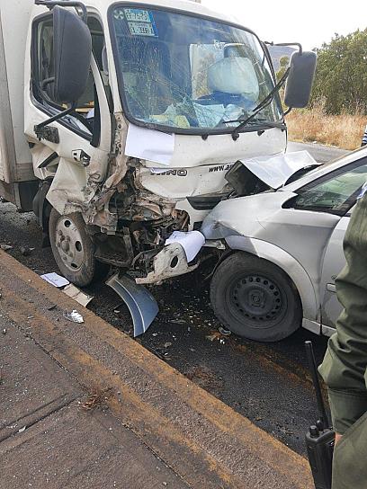 BRINCA CAMELLÓN Y SE ESTAMPA CONTRA DOS AUTOS