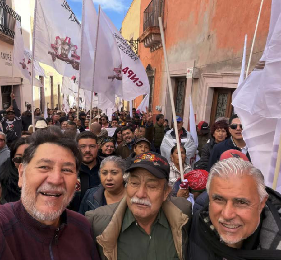 —Acá estamos los más simpáticos de la 4T