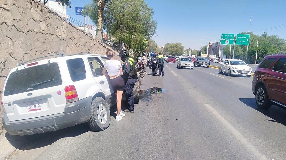 CHOCA CAMIONETA CONTRA MURO DE CONTENCIÓN; HAY DOS LESIONADAS 