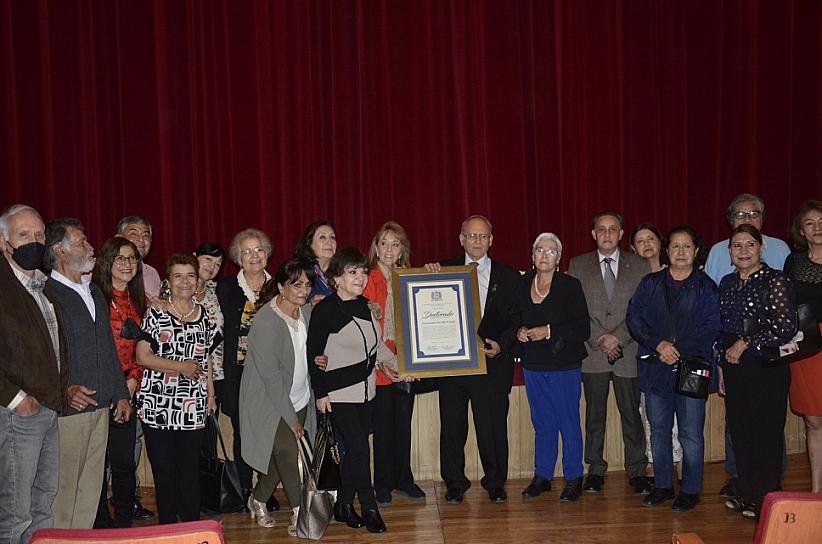 OTORGAN HONORIS CAUSA A VEREMUNDO CARRILLO