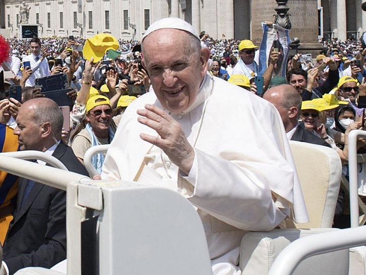 BROMEA EL PAPA CON SACERDOTES MEXICANOS; PIDE TEQUILA PARA EL DOLOR DE RODILLA