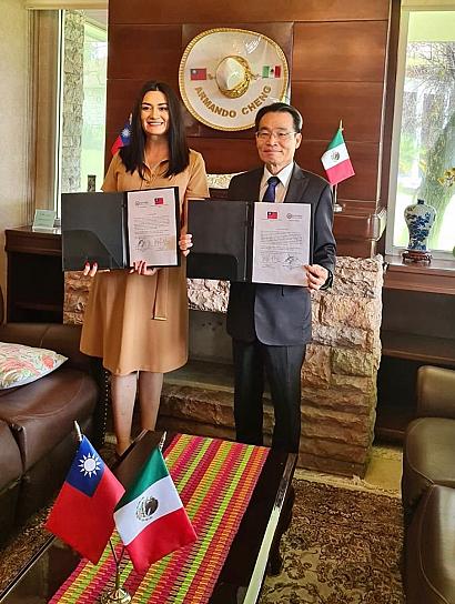 BUSCA BENNELLY HERNÁNDEZ FAVORECER A ESTUDIANTES ZACATECANOS