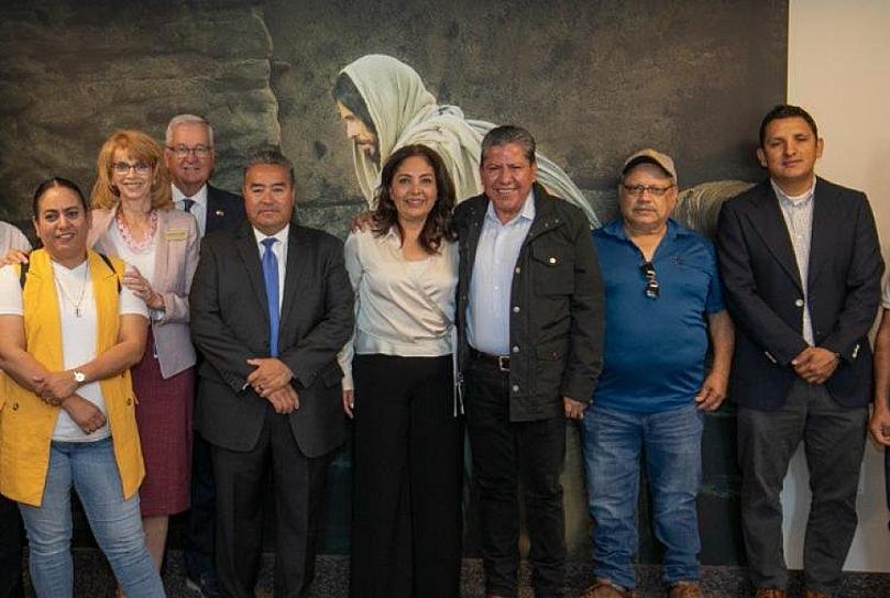 BUSCA GOBERNADOR ALIANZAS EN CENTRO DE BENEFICIENCIA EN UTAH