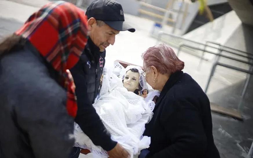CADA AÑO, LLEVAN A BENDECIR A NIÑO DIOS DE PLATEROS 