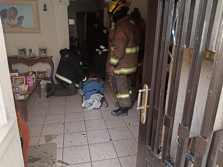 CAE ADULTA MAYOR EN EL INTERIOR DE SU DOMICILIO