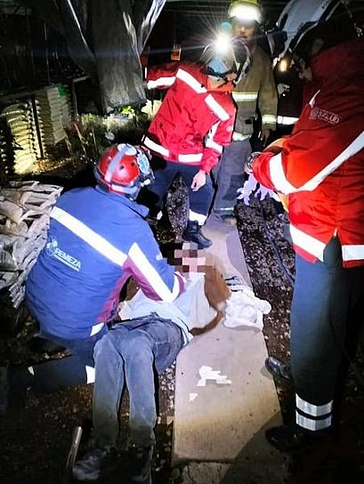 CAE DE UNA ALTURA DE SEIS METROS; LO TRASLADAN AL HOSPITAL