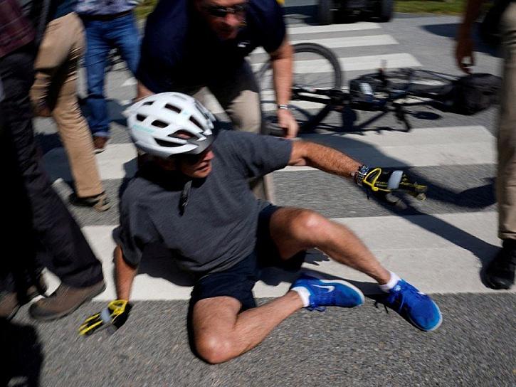 CAE JOE BIDEN DE SU BICICLETA