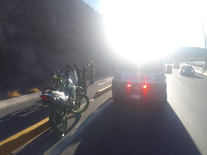 CAE JOVEN DE SU MOTO Y SE LLEVA VARIOS GOLPES