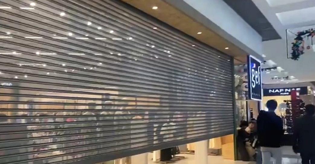 Cae vidrio de una plaza comercial sobre una niña y provoca su muerte