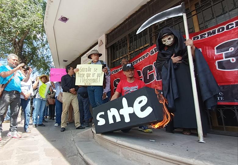 CALLA SORALLA BAÑUELOS ANTE PROTESTAS EN SU CONTRA 