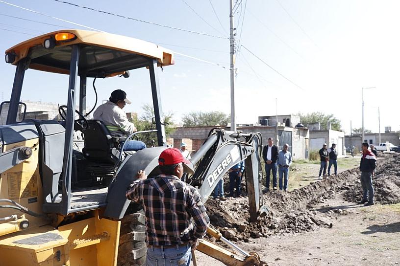 CAMBIAN TUBERÍA DE DRENAJE Y AGUA POTABLE EN COLONIA JEREZANA
