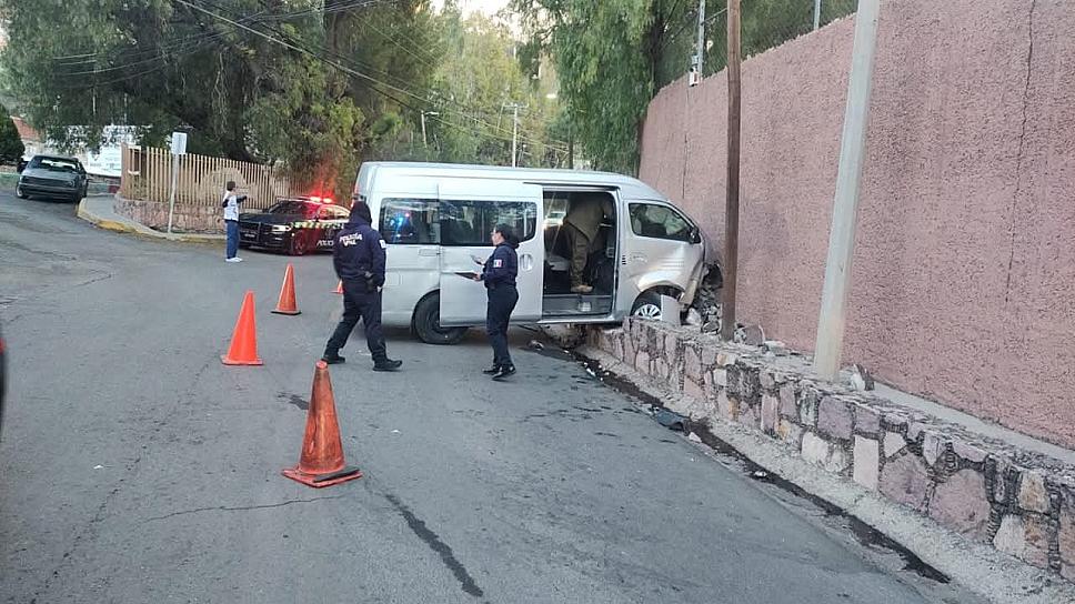Camioneta oficial se queda sin frenos y se estrella contra barda perimetral en Zacatecas