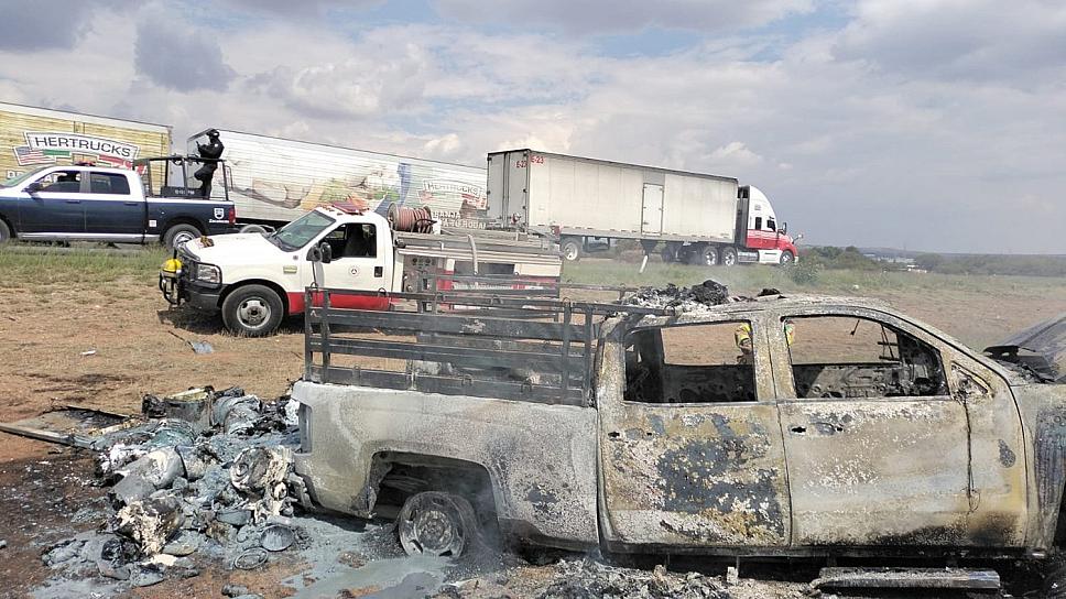 CAMIONETA TERMINA CALCINADA EN LA CARRETERA OSIRIS-AGUASCALIENTES 