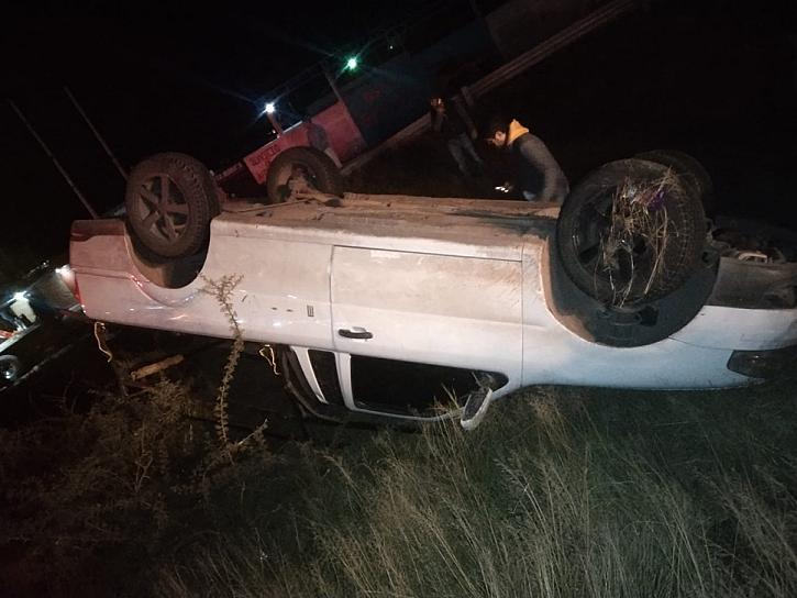 CAMIONETA TERMINA LLANTAS ARRIBA, CONDUCTOR PIERDE CONTROL DEL VEHÍCULO