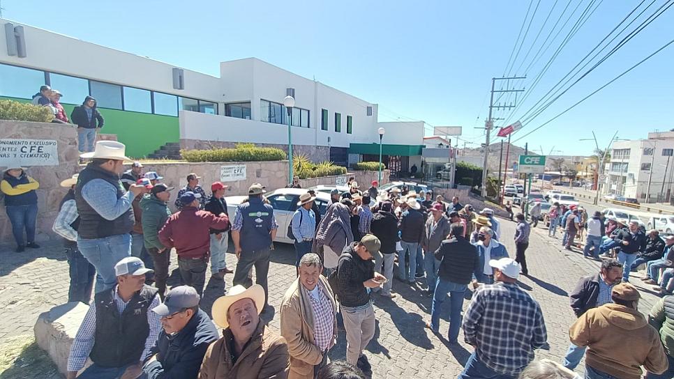 CAMPESINOS TOMAN UNA VEZ MÁS LAS OFICINAS DE LA CFE 