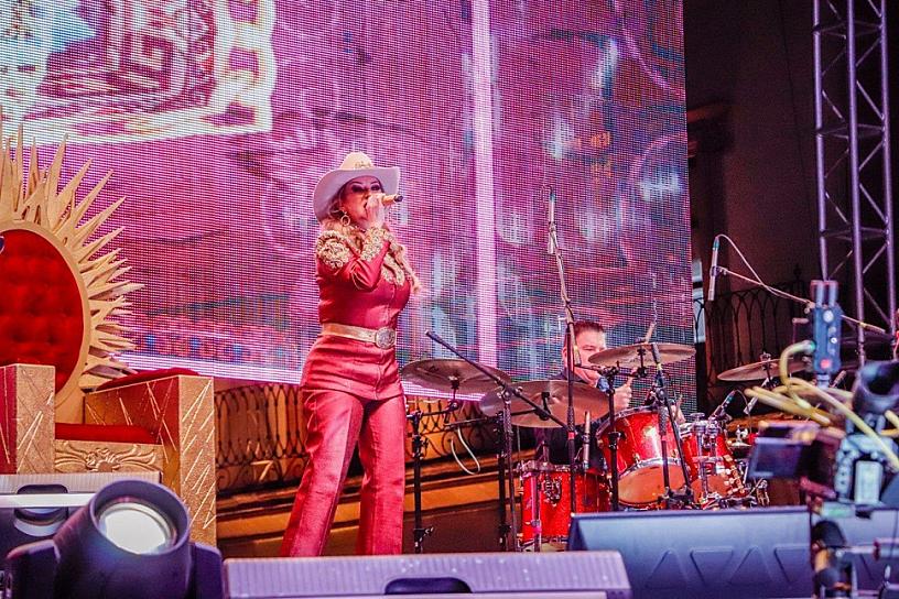 CANTA ALICIA VILLARREAL A LAS MADRES EN LA CAPITAL