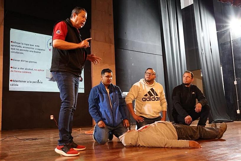 Capacitan a 2 mil 800 operadores de transporte público