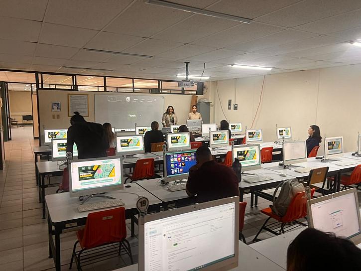 CAPACITAN A DOCENTES DE LA UTZAC PARA APLICACIÓN DE EXAMEN EN INGLÉS