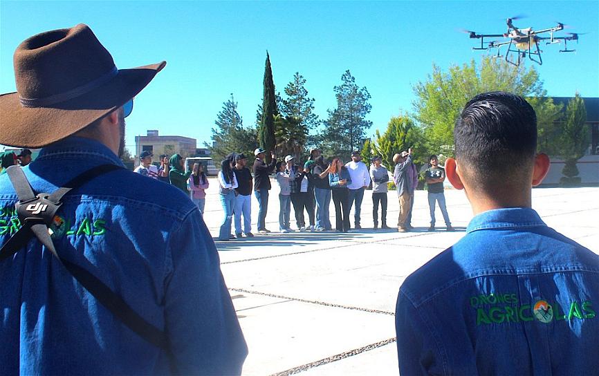 CAPACITAN A ESTUDIANTES DE LA UTZAC EN USO DE DRON AGRÍCOLAS 