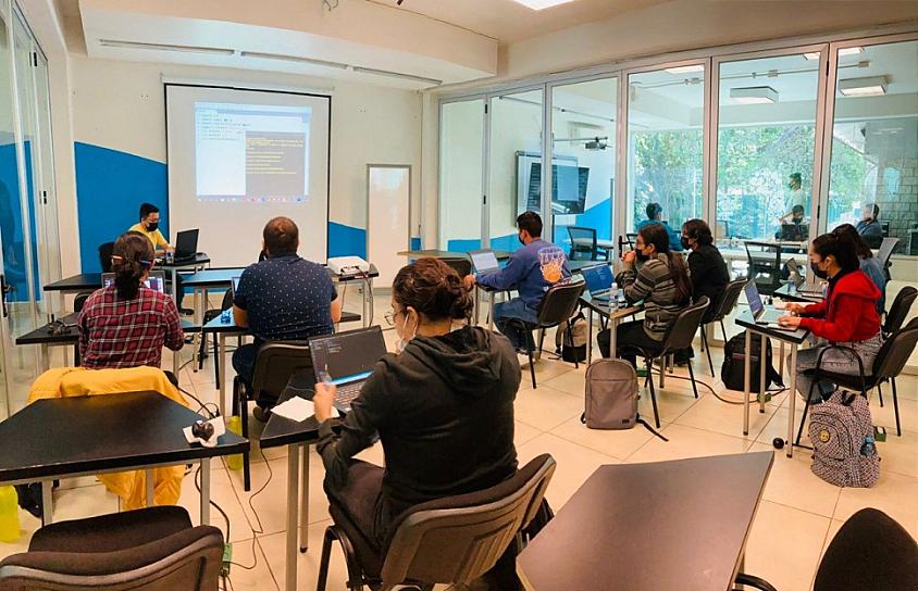 CAPACITAN A JÓVENES EN ACTUALIZACIÓN TECNOLÓGICA