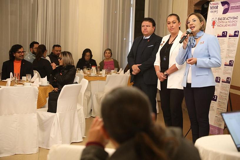 CAPACITAN A PERIODISTAS EN LENGUAJE INCLUYENTE