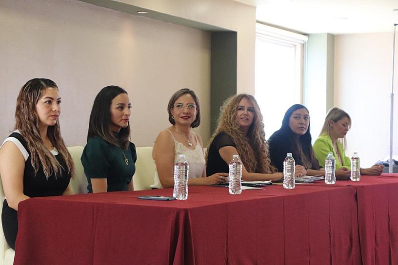 CAPACITAN A PERSONAL DE CENTROS PARA EL DESARROLLO DE MUJERES 